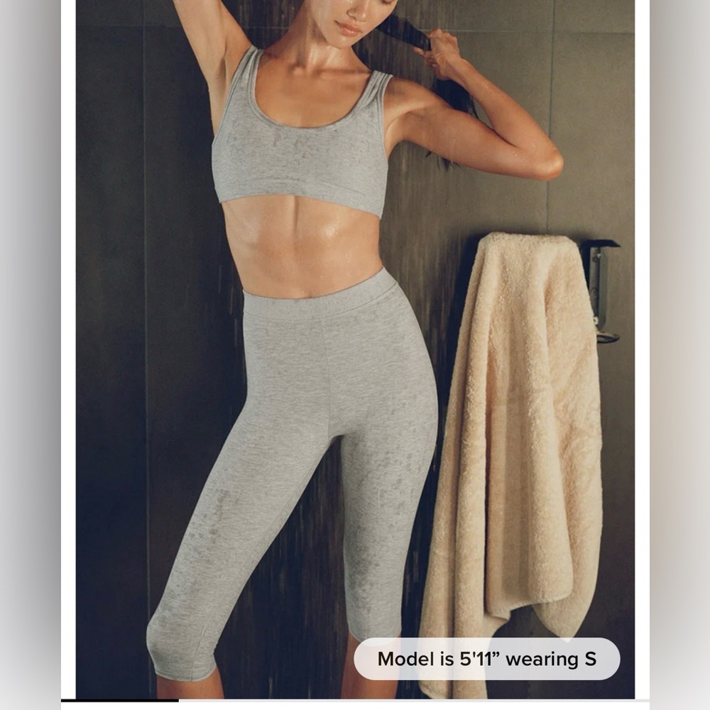 Alo Yoga High-Waist Iconic 90's Capri Set